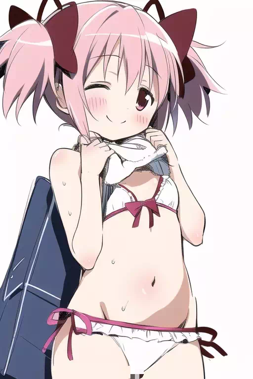 海に訪れタオルで体を拭いている水着姿のPMHQ